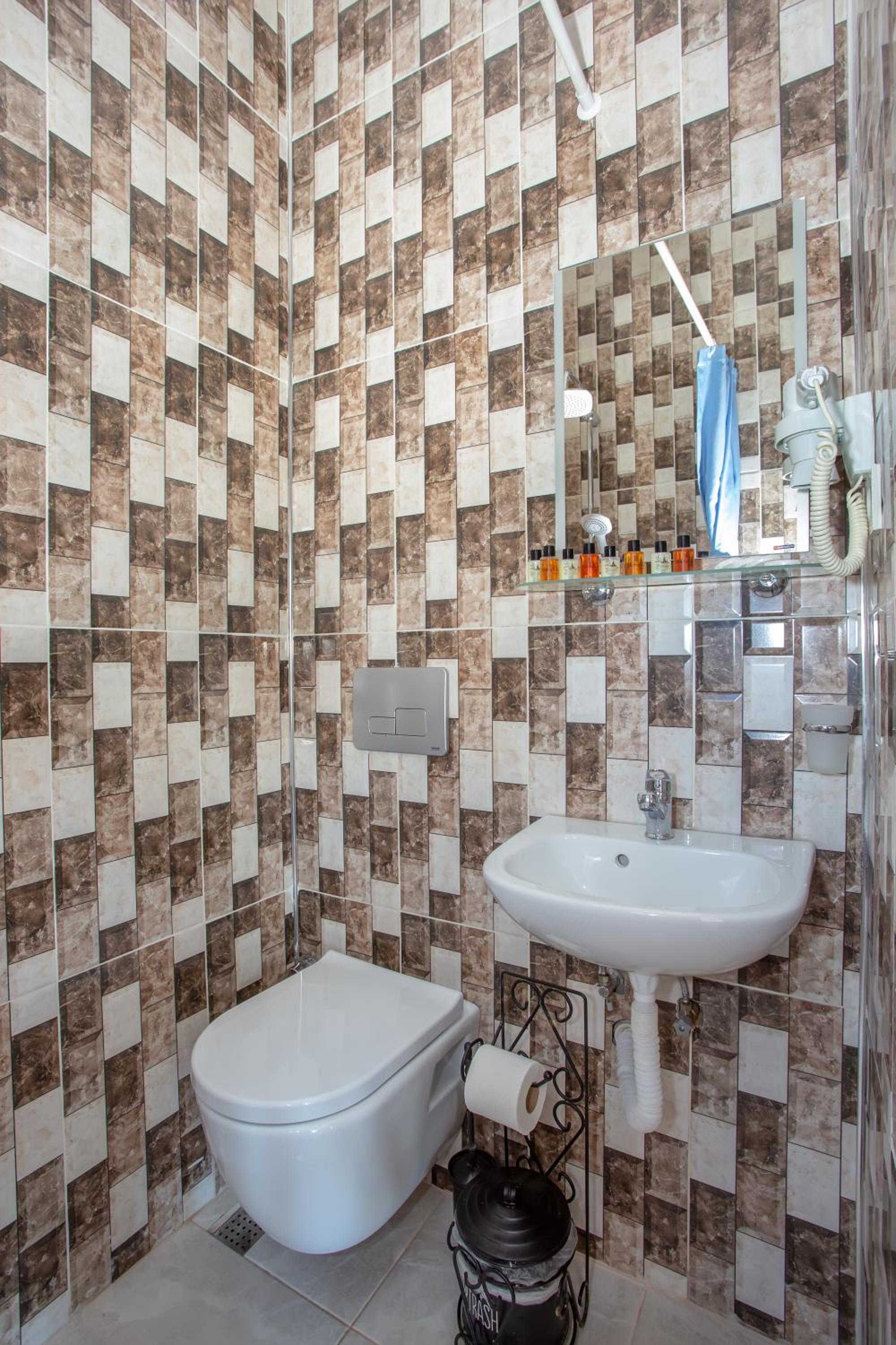 April Hotel - Image 74