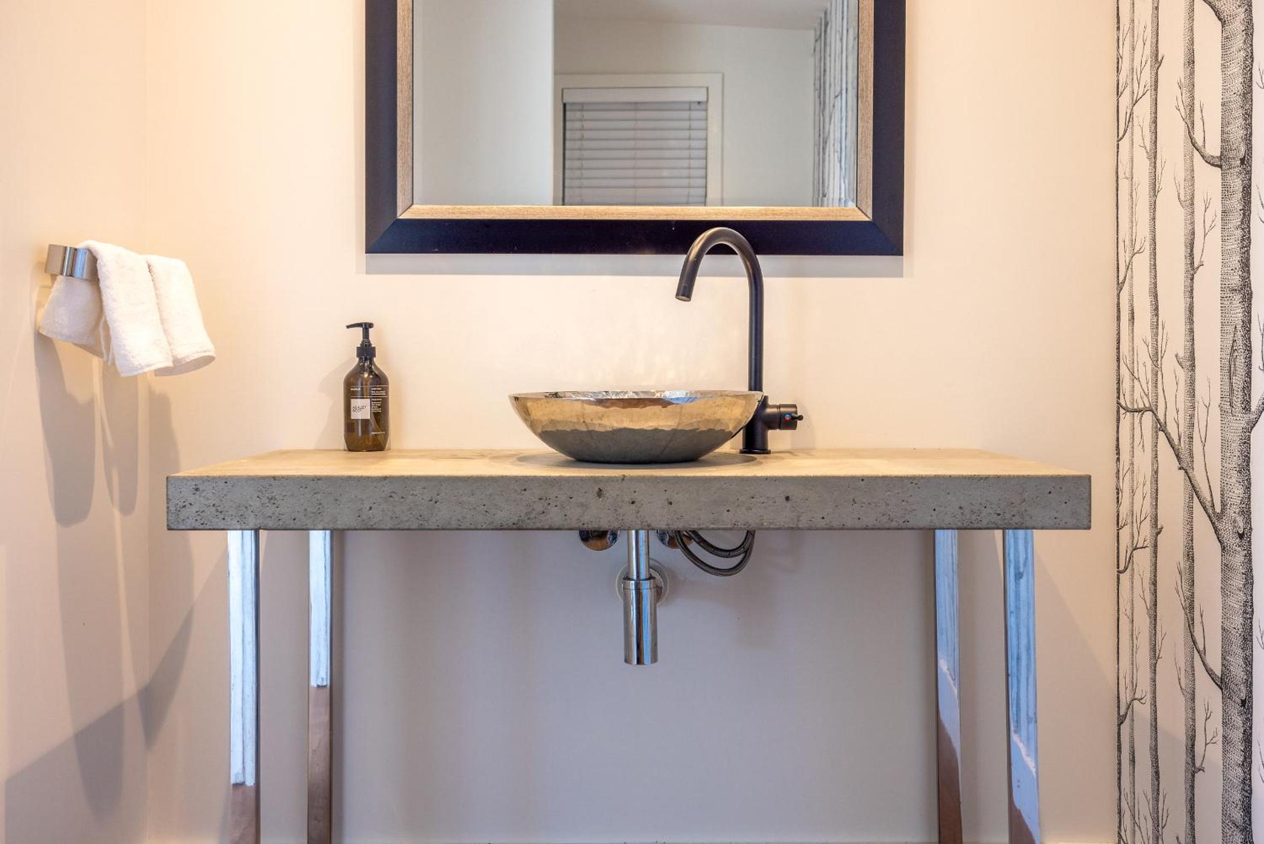 Onetangi Luxury - Be My Guest Waiheke