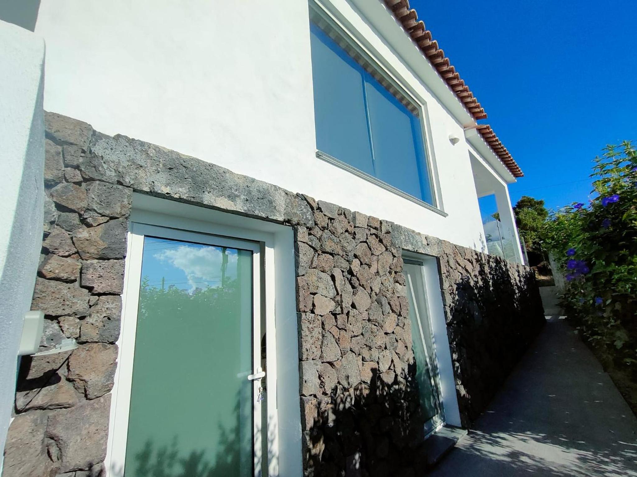 Casa dos Castanheiros - The White Cottage view 4