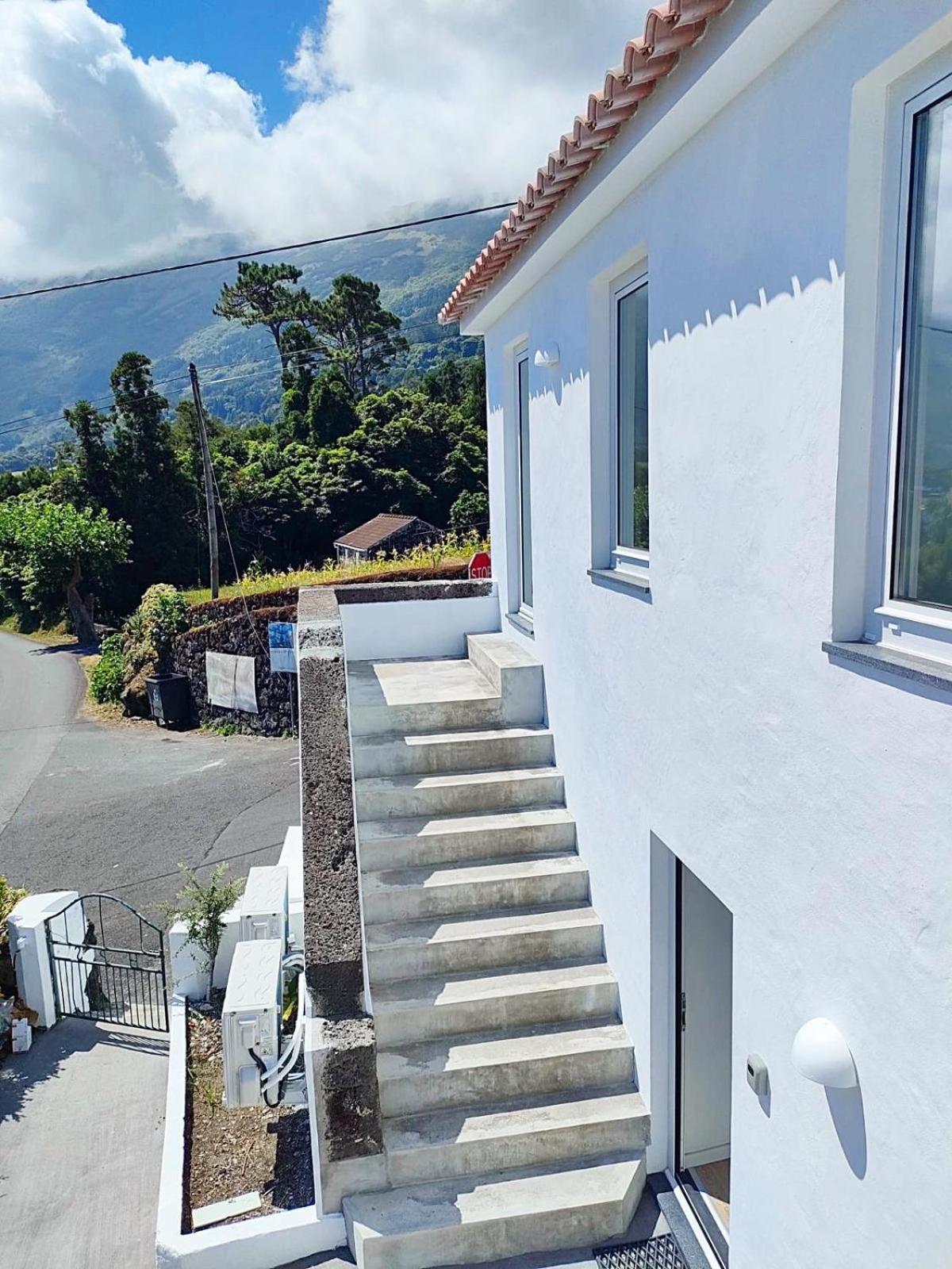 Casa dos Castanheiros - The White Cottage view 5