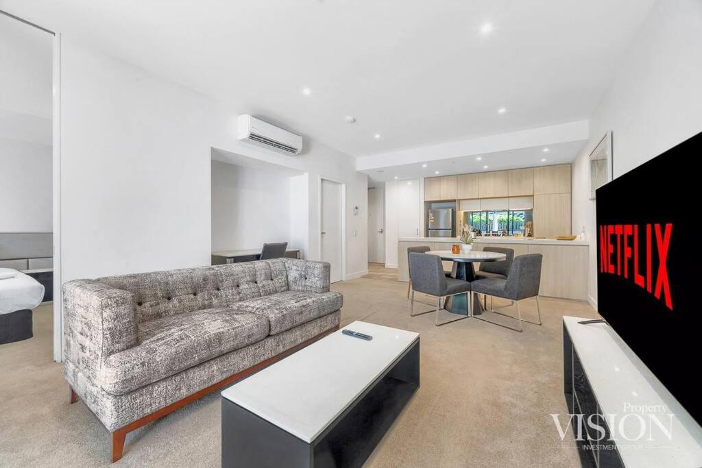Modern 2 Bedroom Apartment next to North Ryde Metro