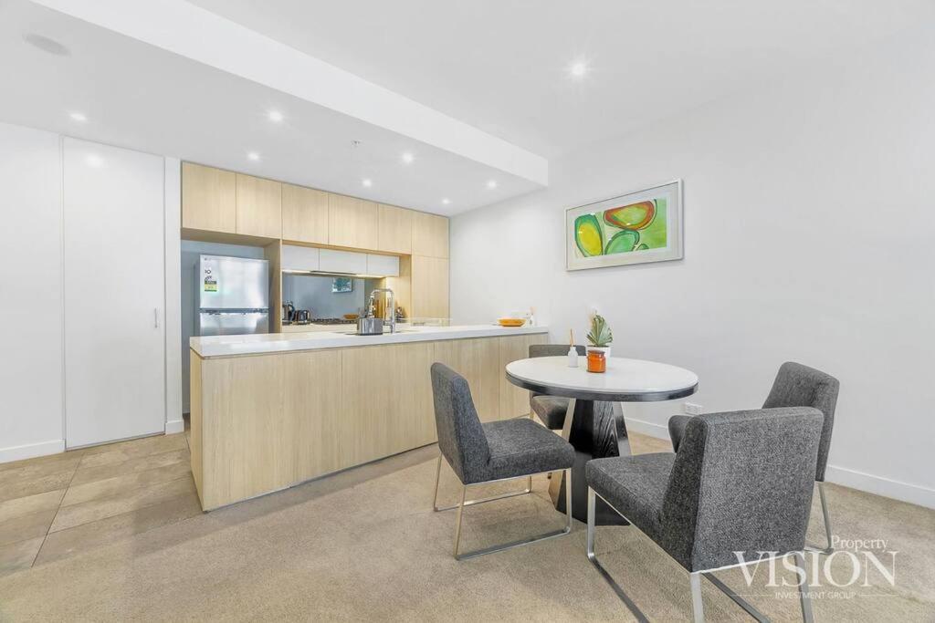 Modern 2 Bedroom Apartment next to North Ryde Metro