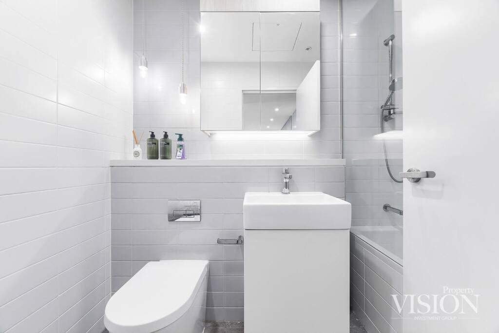 Modern 2 Bedroom Apartment next to North Ryde Metro
