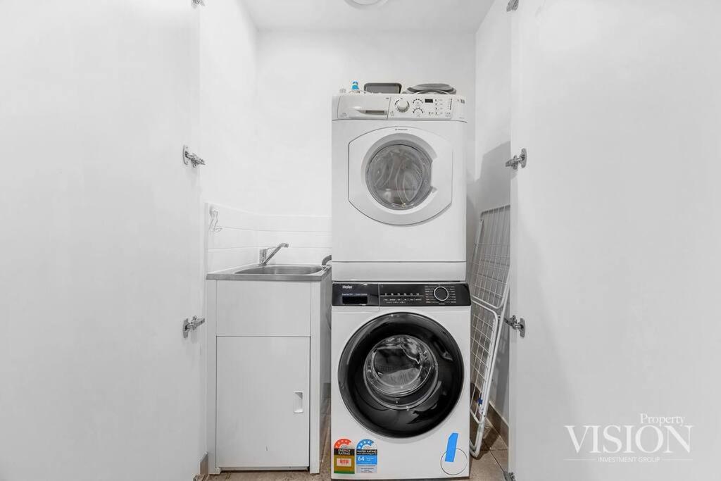 Modern 2 Bedroom Apartment next to North Ryde Metro