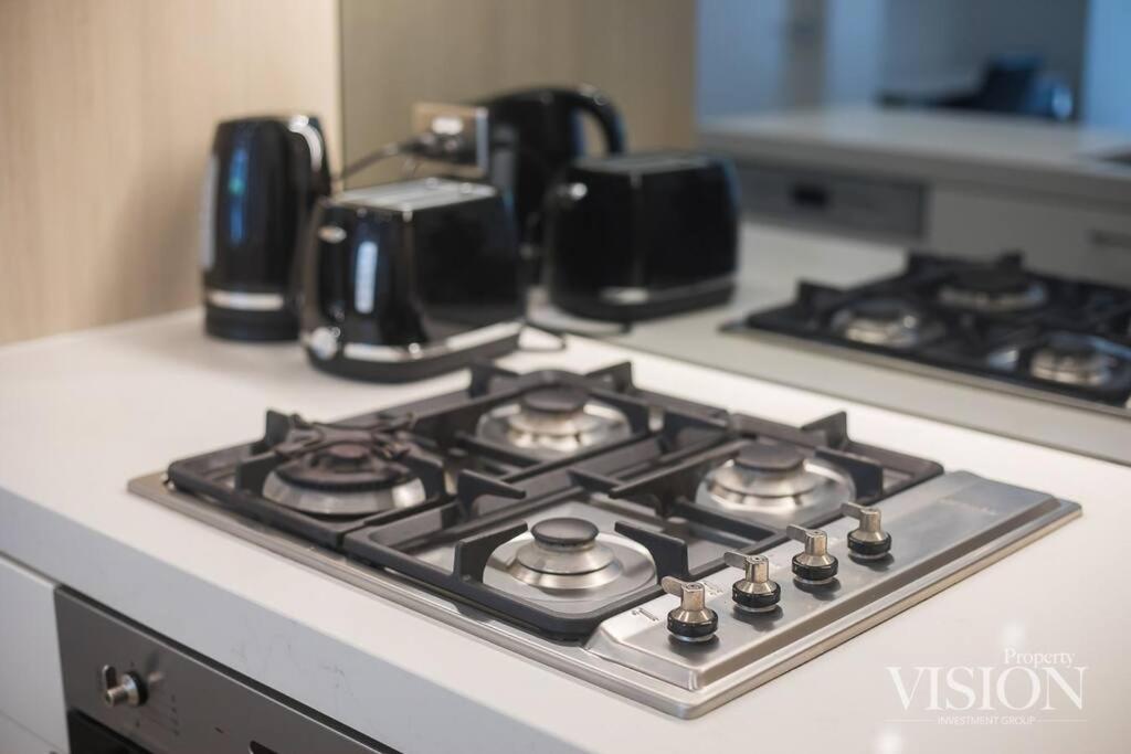Modern 2 Bedroom Apartment next to North Ryde Metro