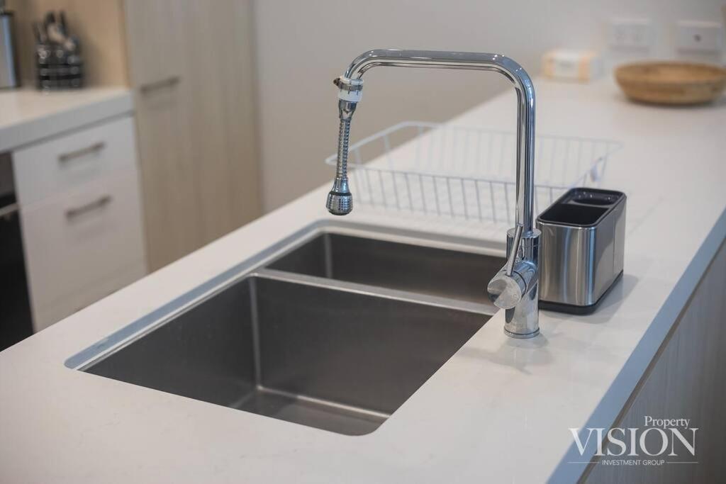Modern 2 Bedroom Apartment next to North Ryde Metro