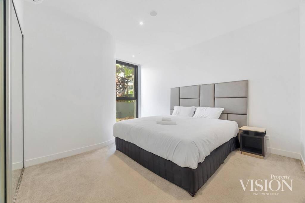 Modern 2 Bedroom Apartment next to North Ryde Metro