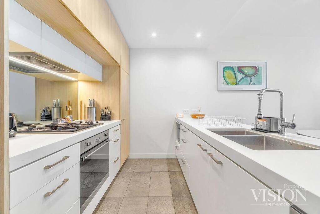 Modern 2 Bedroom Apartment next to North Ryde Metro