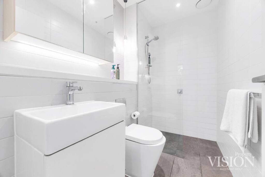 Modern 2 Bedroom Apartment next to North Ryde Metro
