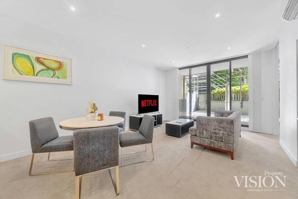 Modern 2 Bedroom Apartment next to North Ryde Metro