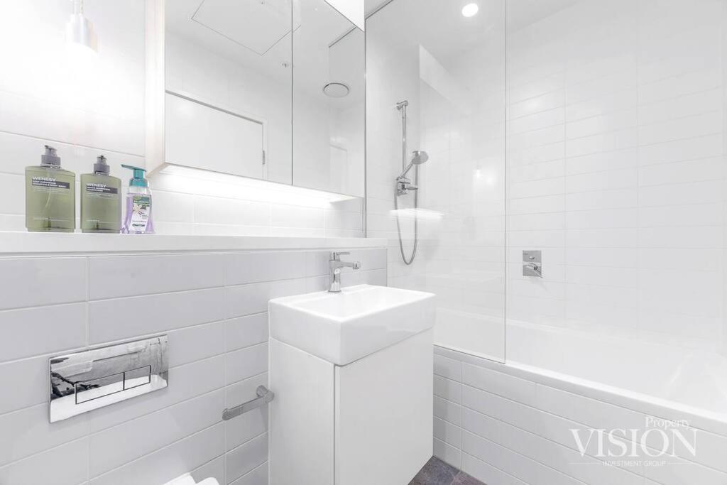 Modern 2 Bedroom Apartment next to North Ryde Metro