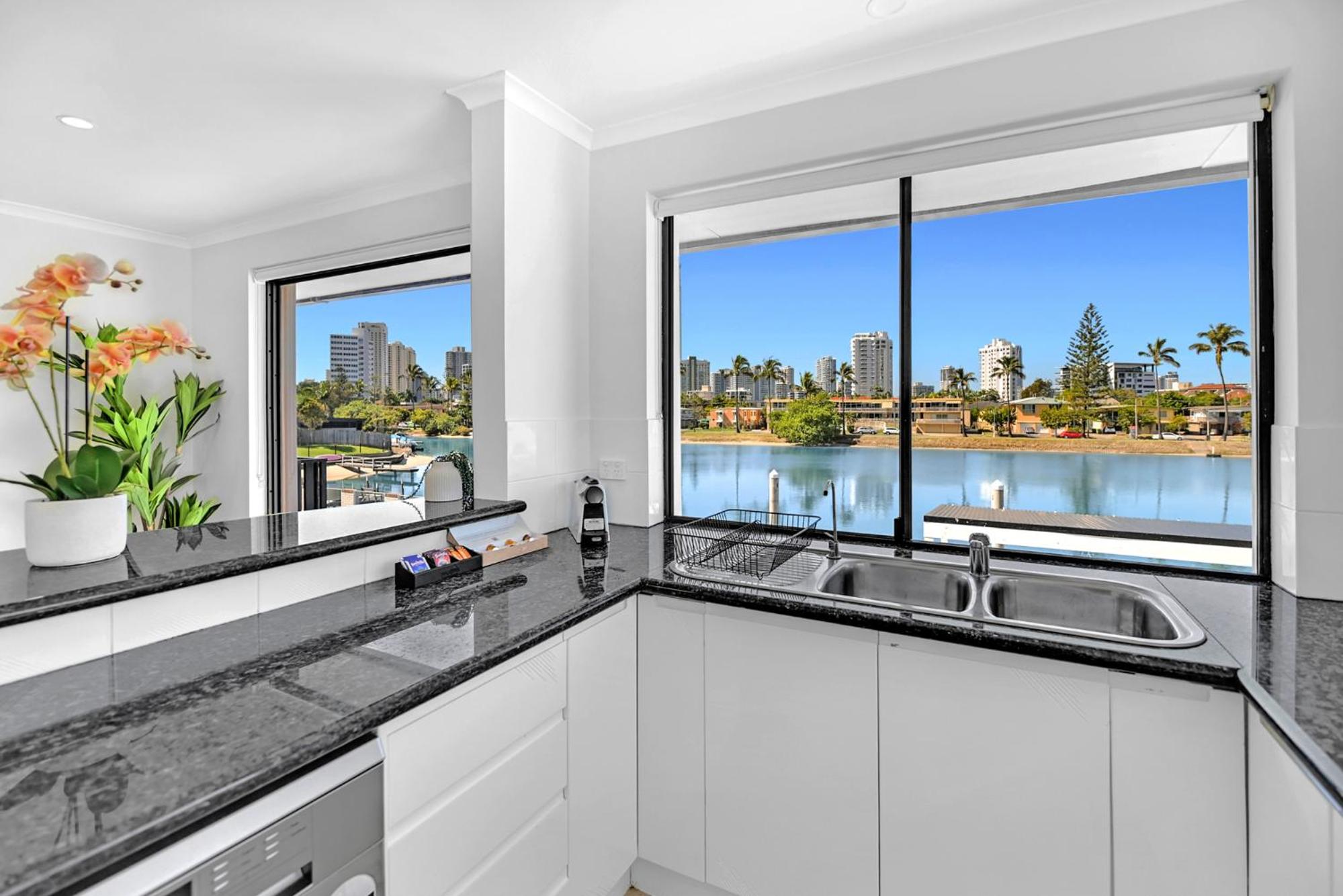 Riverside 3Bedroom Sunny House in Surfers Paradise