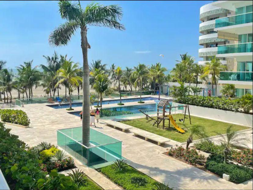 exclusivo edificio con piscina en primera linea de playa