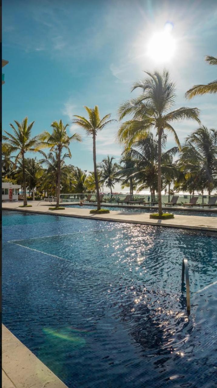 exclusivo edificio con piscina en primera linea de playa