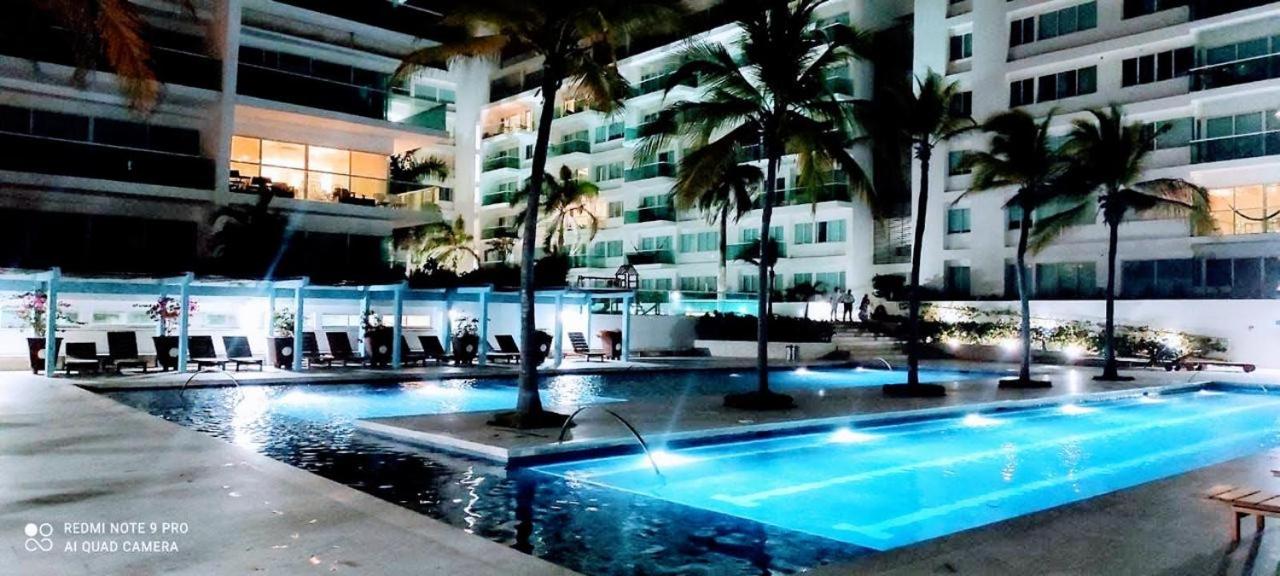 exclusivo edificio con piscina en primera linea de playa