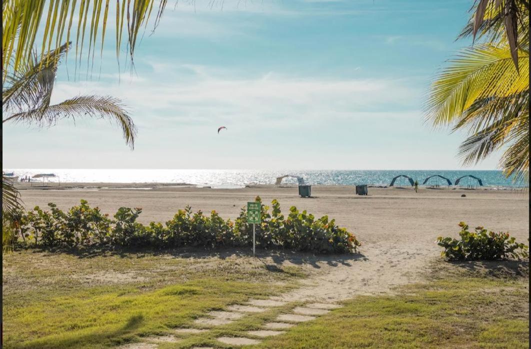 exclusivo edificio con piscina en primera linea de playa