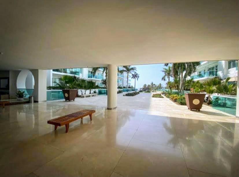 exclusivo edificio con piscina en primera linea de playa