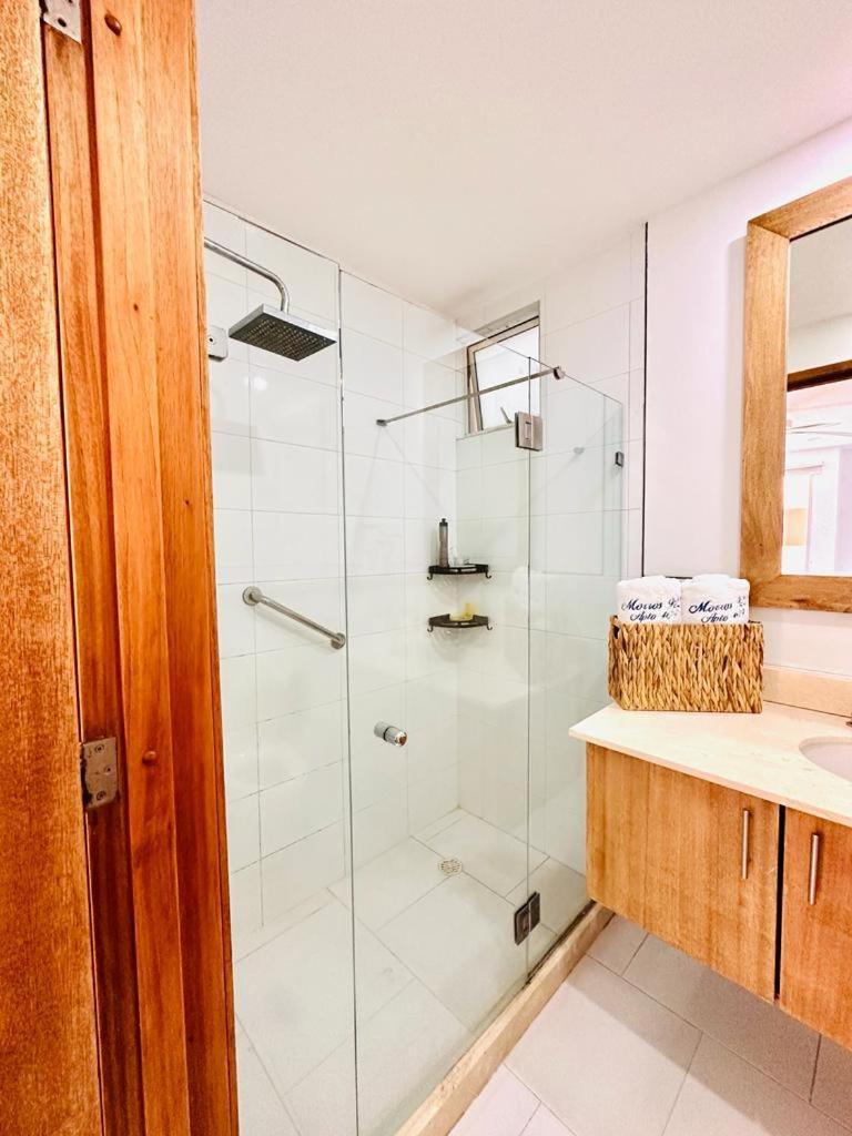 exclusivo edificio con piscina en primera linea de playa