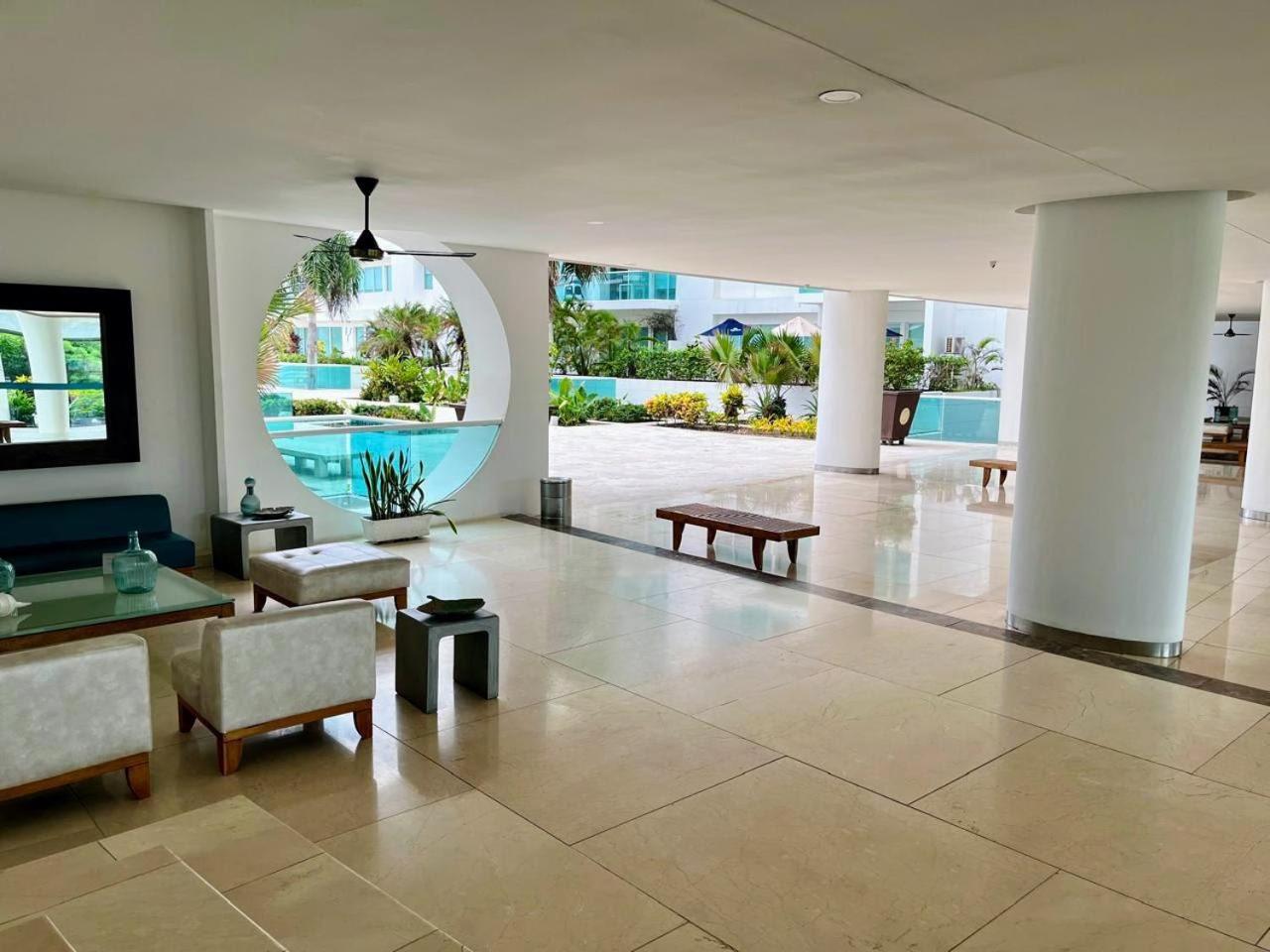 exclusivo edificio con piscina en primera linea de playa