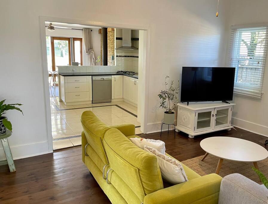 Pet Friendly Cottage on Large Sunny Block & 5 mins-CBD