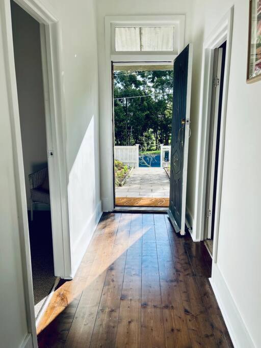 Pet Friendly Cottage on Large Sunny Block & 5 mins-CBD