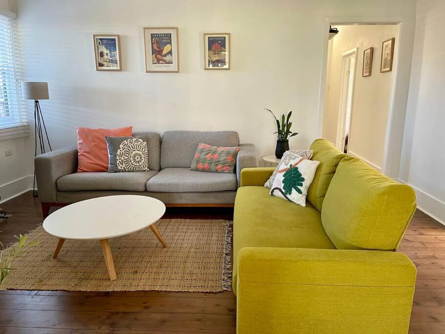 Pet Friendly Cottage on Large Sunny Block & 5 mins-CBD