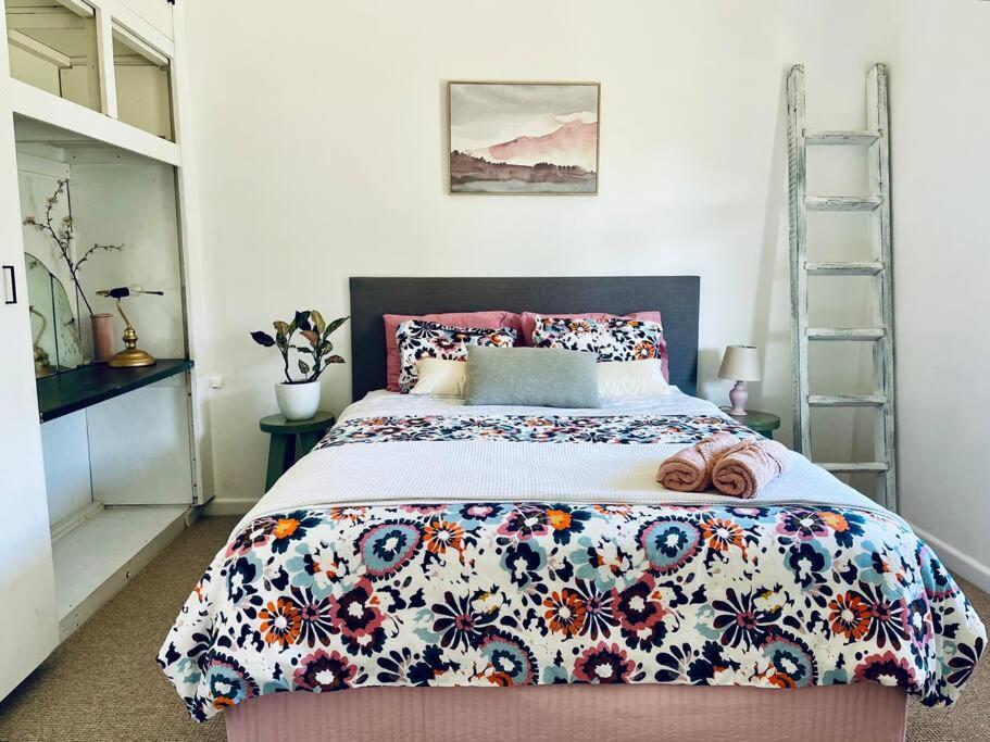 Pet Friendly Cottage on Large Sunny Block & 5 mins-CBD
