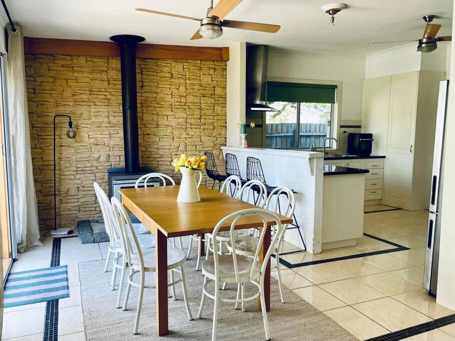Pet Friendly Cottage on Large Sunny Block & 5 mins-CBD