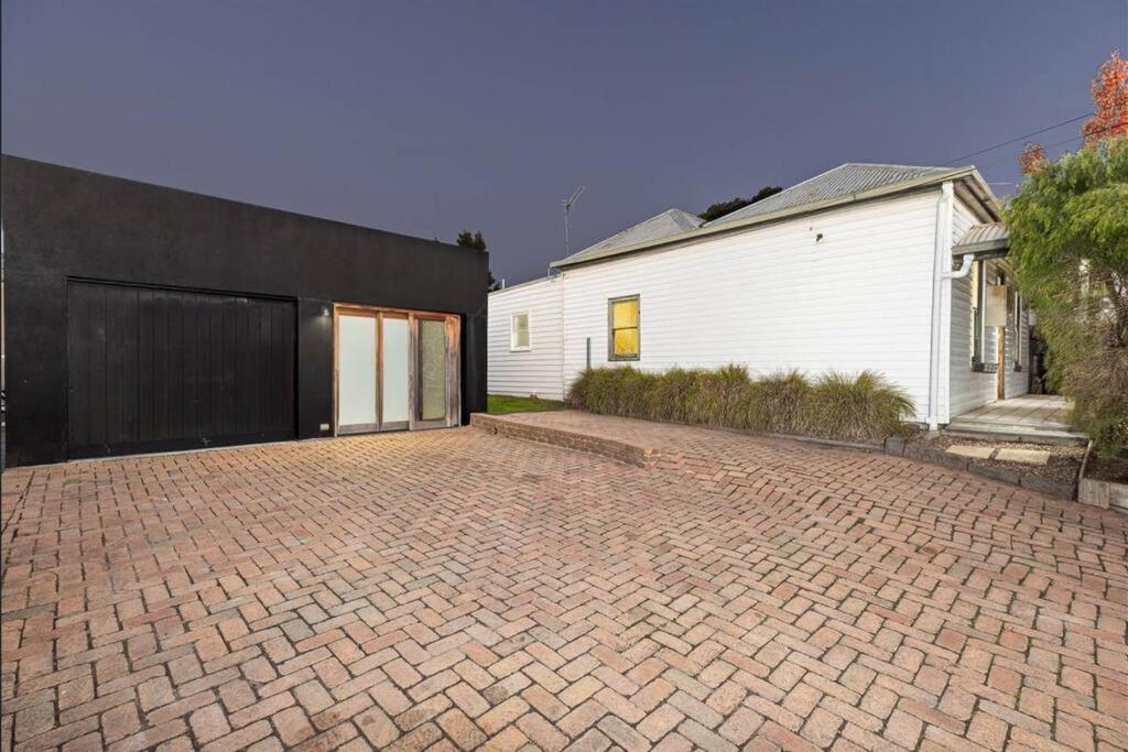 Pet Friendly Cottage on Large Sunny Block & 5 mins-CBD