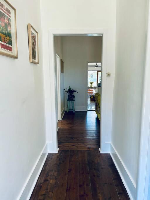 Pet Friendly Cottage on Large Sunny Block & 5 mins-CBD