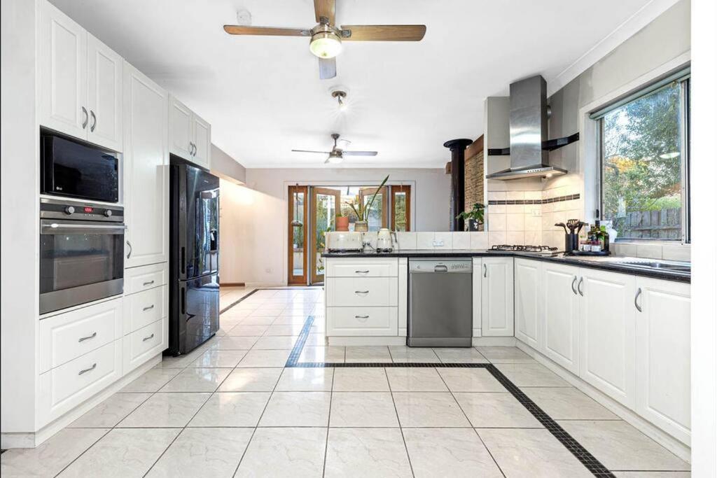 Pet Friendly Cottage on Large Sunny Block & 5 mins-CBD