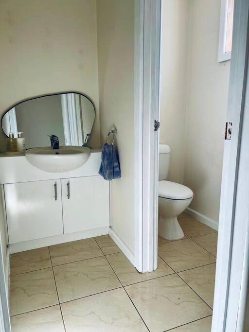 Pet Friendly Cottage on Large Sunny Block & 5 mins-CBD