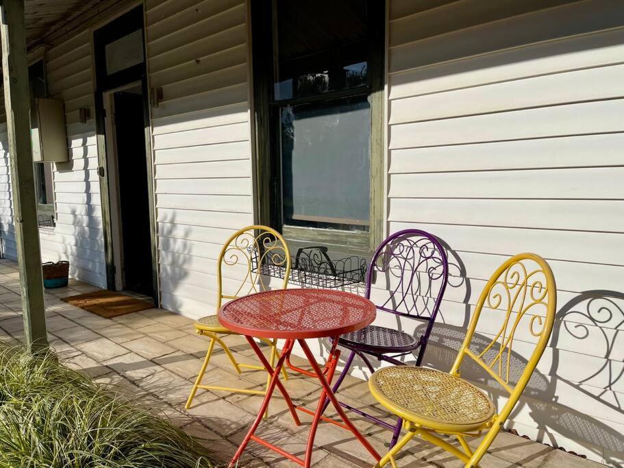 Pet Friendly Cottage on Large Sunny Block & 5 mins-CBD