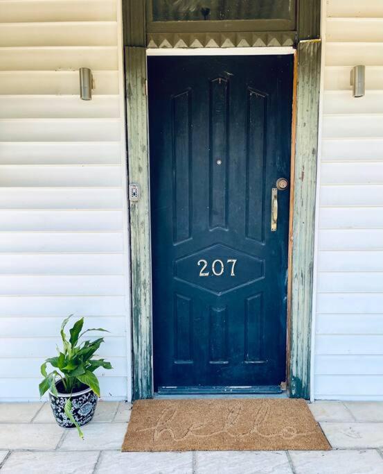 Pet Friendly Cottage on Large Sunny Block & 5 mins-CBD