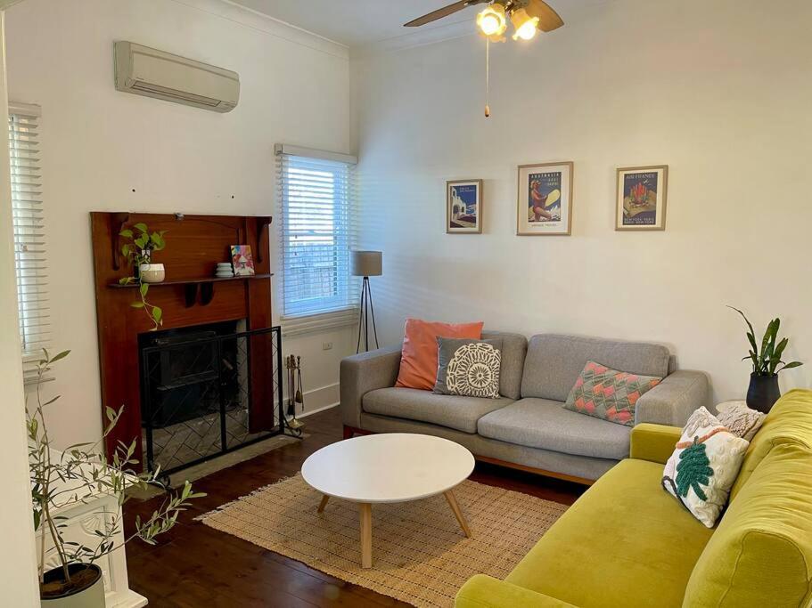 Pet Friendly Cottage on Large Sunny Block & 5 mins-CBD