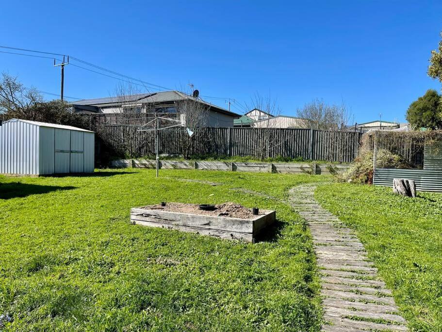 Pet Friendly Cottage on Large Sunny Block & 5 mins-CBD