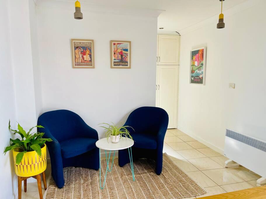 Pet Friendly Cottage on Large Sunny Block & 5 mins-CBD