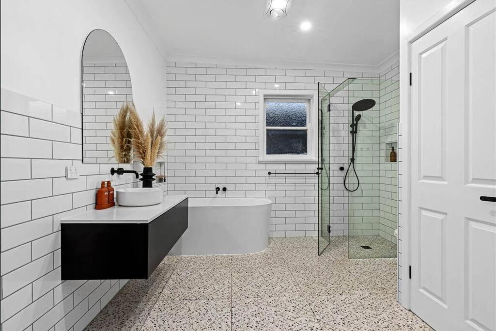 Pet Friendly Cottage on Large Sunny Block & 5 mins-CBD