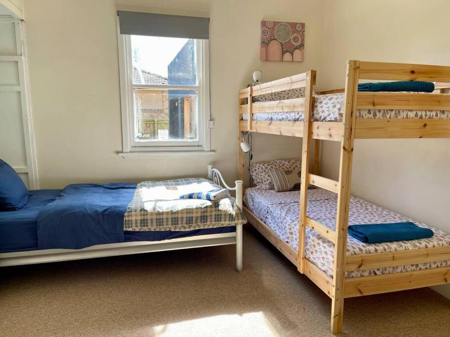 Pet Friendly Cottage on Large Sunny Block & 5 mins-CBD