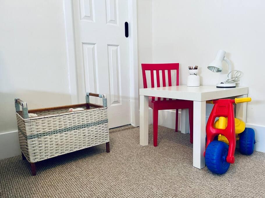 Pet Friendly Cottage on Large Sunny Block & 5 mins-CBD