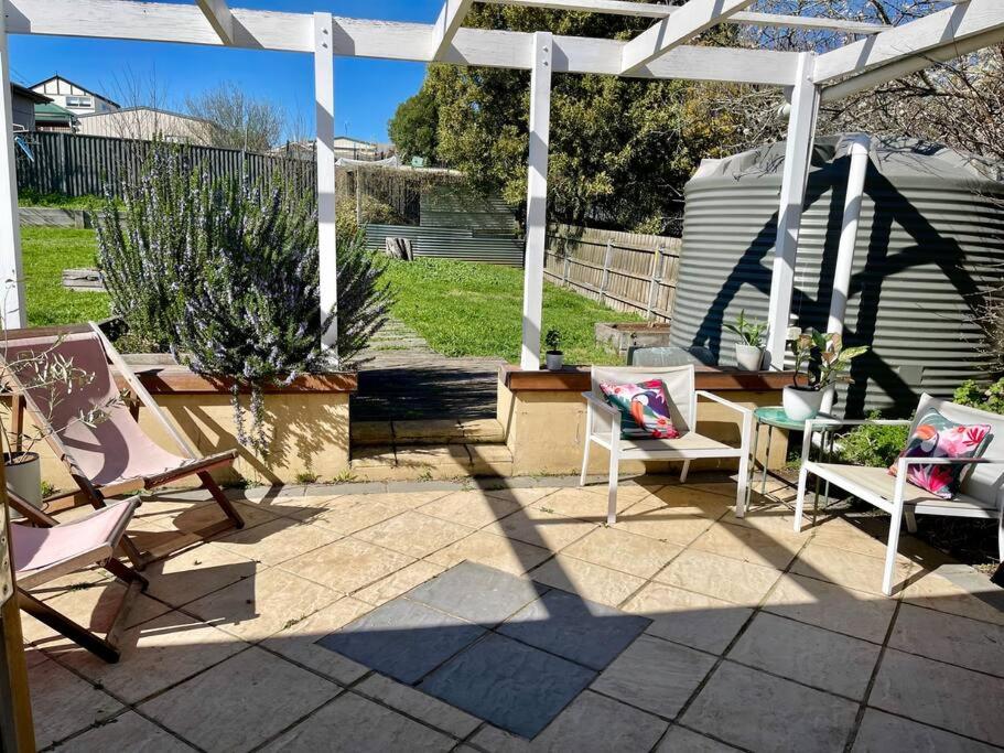 Pet Friendly Cottage on Large Sunny Block & 5 mins-CBD