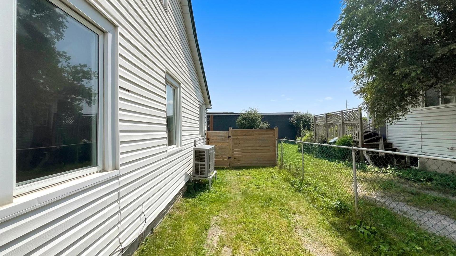 Cozy 2BR House Near Centre with Patio, BBQ, Backyard, and Netflix