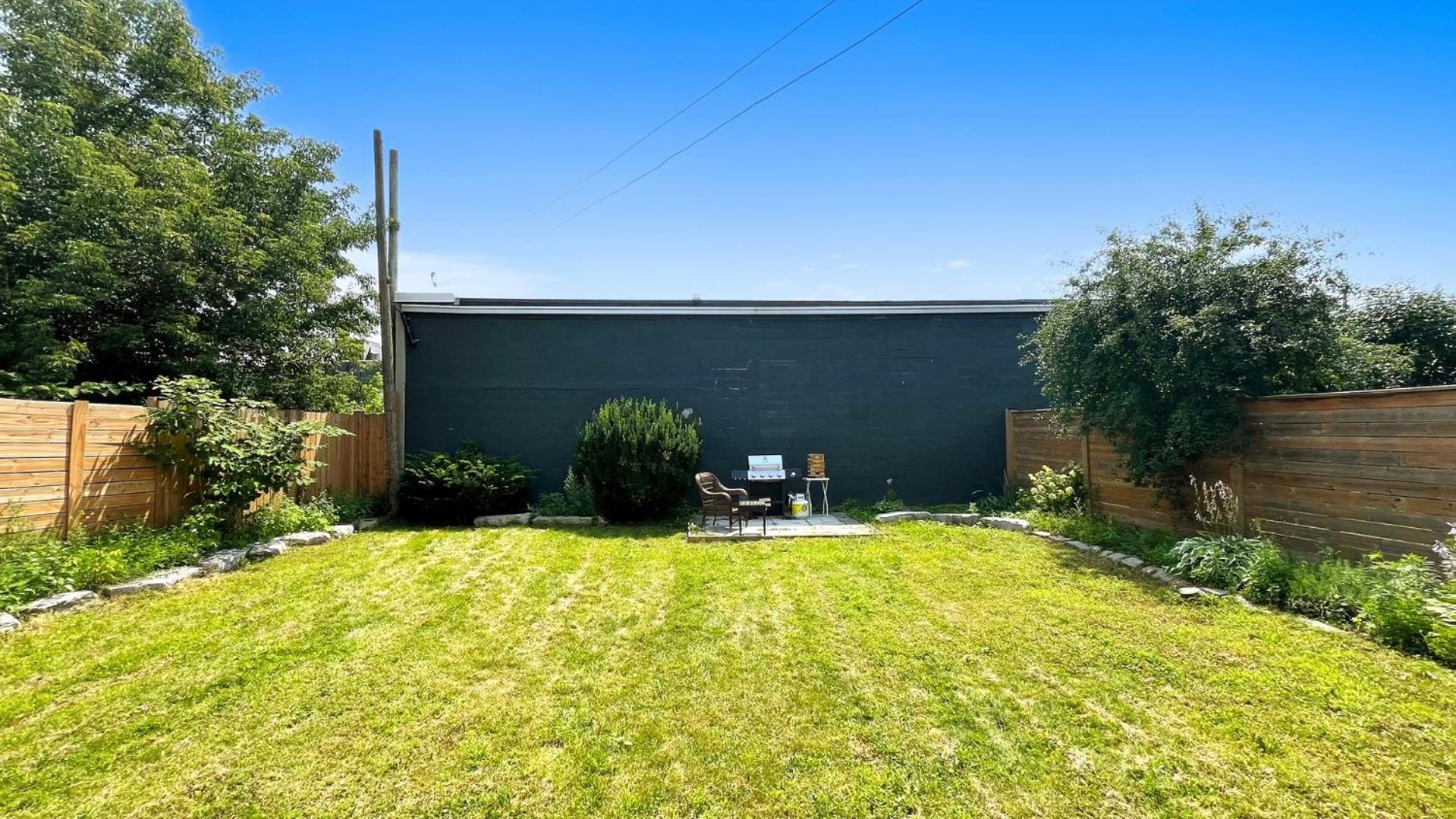 Cozy 2BR House Near Centre with Patio, BBQ, Backyard, and Netflix