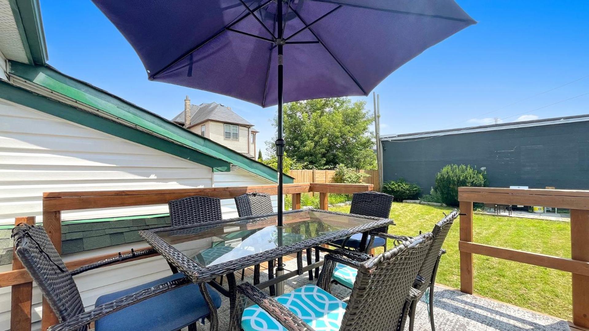 Cozy 2BR House Near Centre with Patio, BBQ, Backyard, and Netflix
