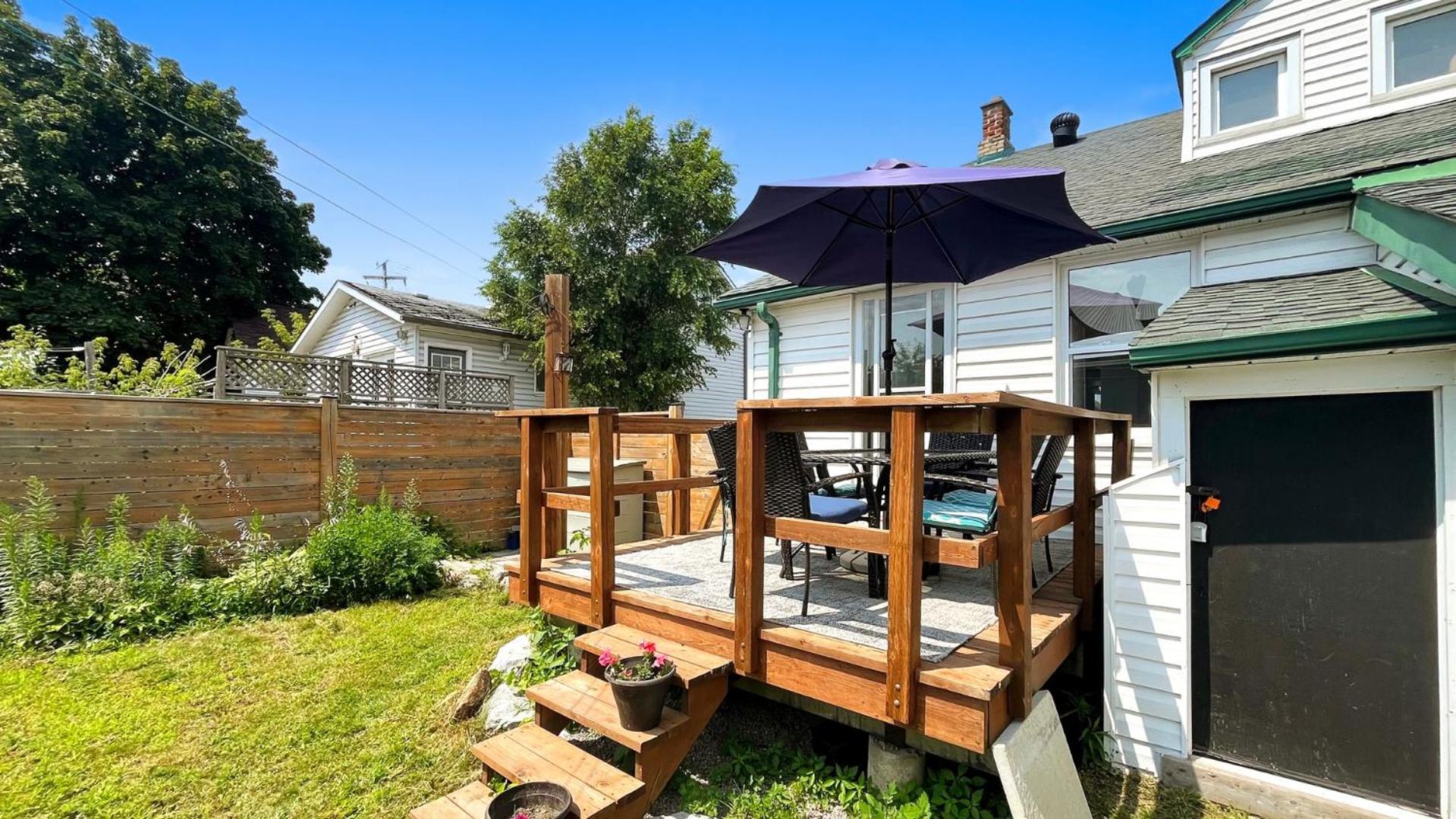 Cozy 2BR House Near Centre with Patio, BBQ, Backyard, and Netflix