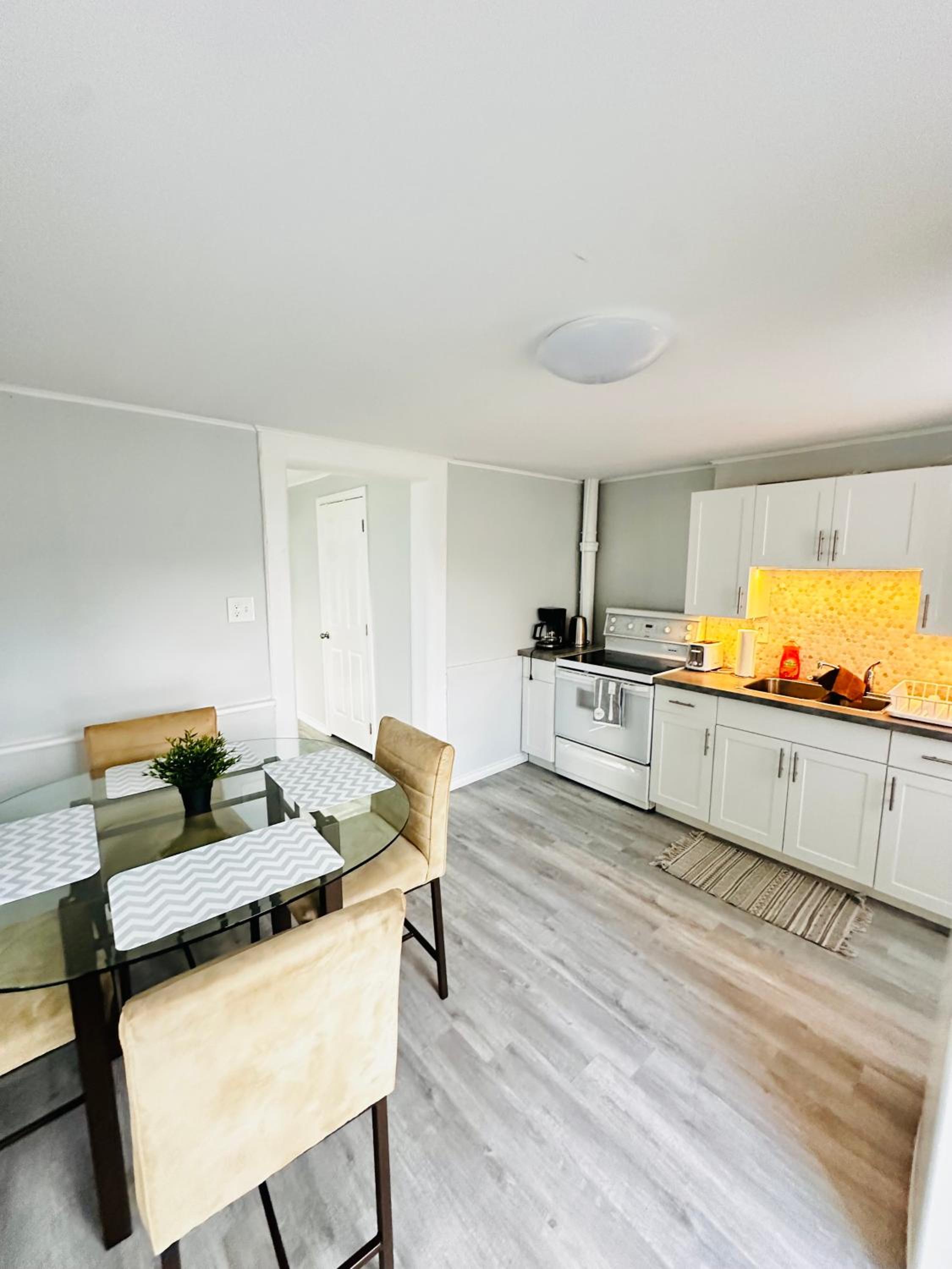 Cozy 2BR House Near Centre with Patio, BBQ, Backyard, and Netflix
