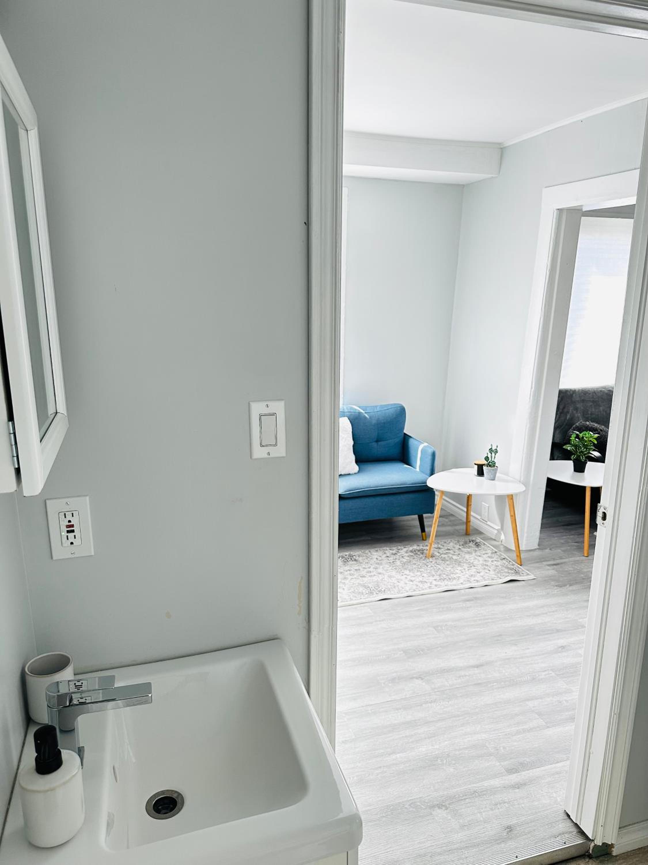 Cozy 2BR House Near Centre with Patio, BBQ, Backyard, and Netflix