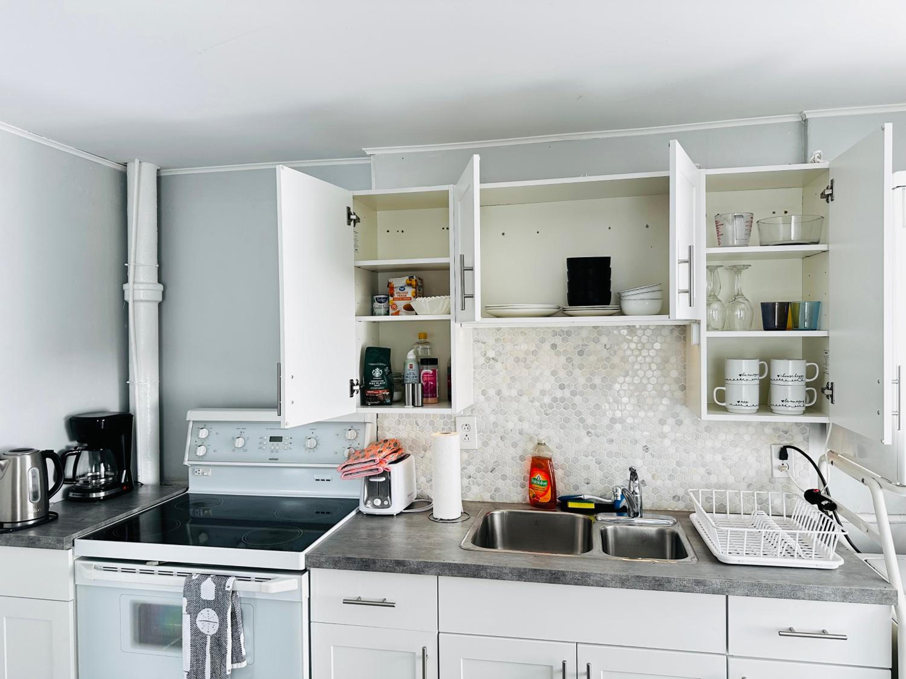 Cozy 2BR House Near Centre with Patio, BBQ, Backyard, and Netflix