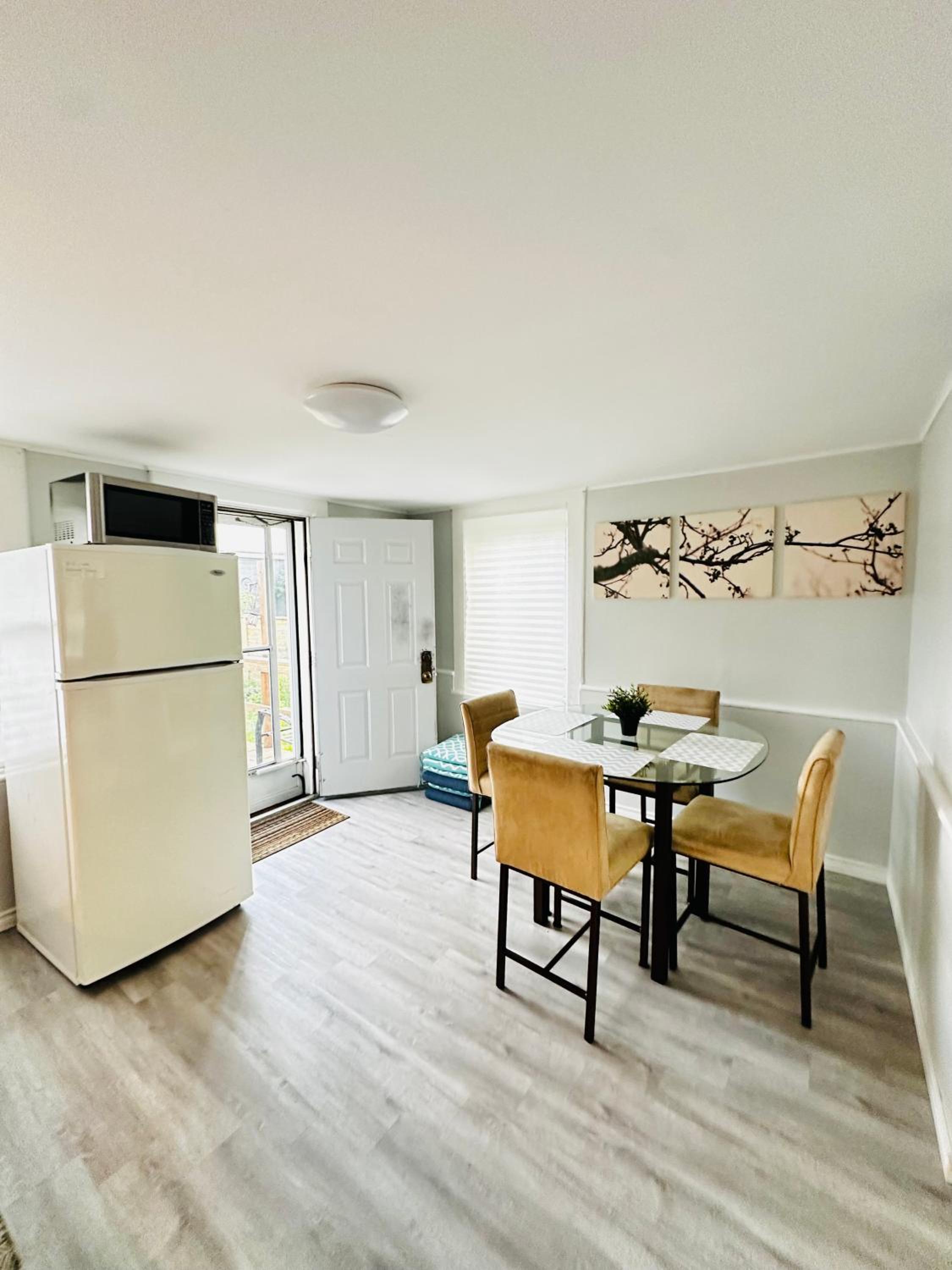 Cozy 2BR House Near Centre with Patio, BBQ, Backyard, and Netflix