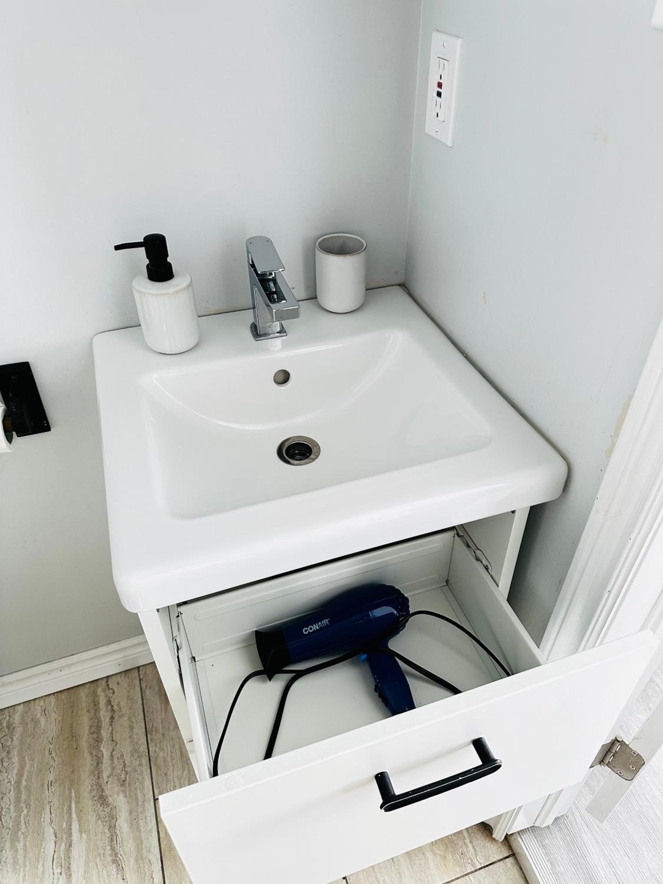 Cozy 2BR House Near Centre with Patio, BBQ, Backyard, and Netflix